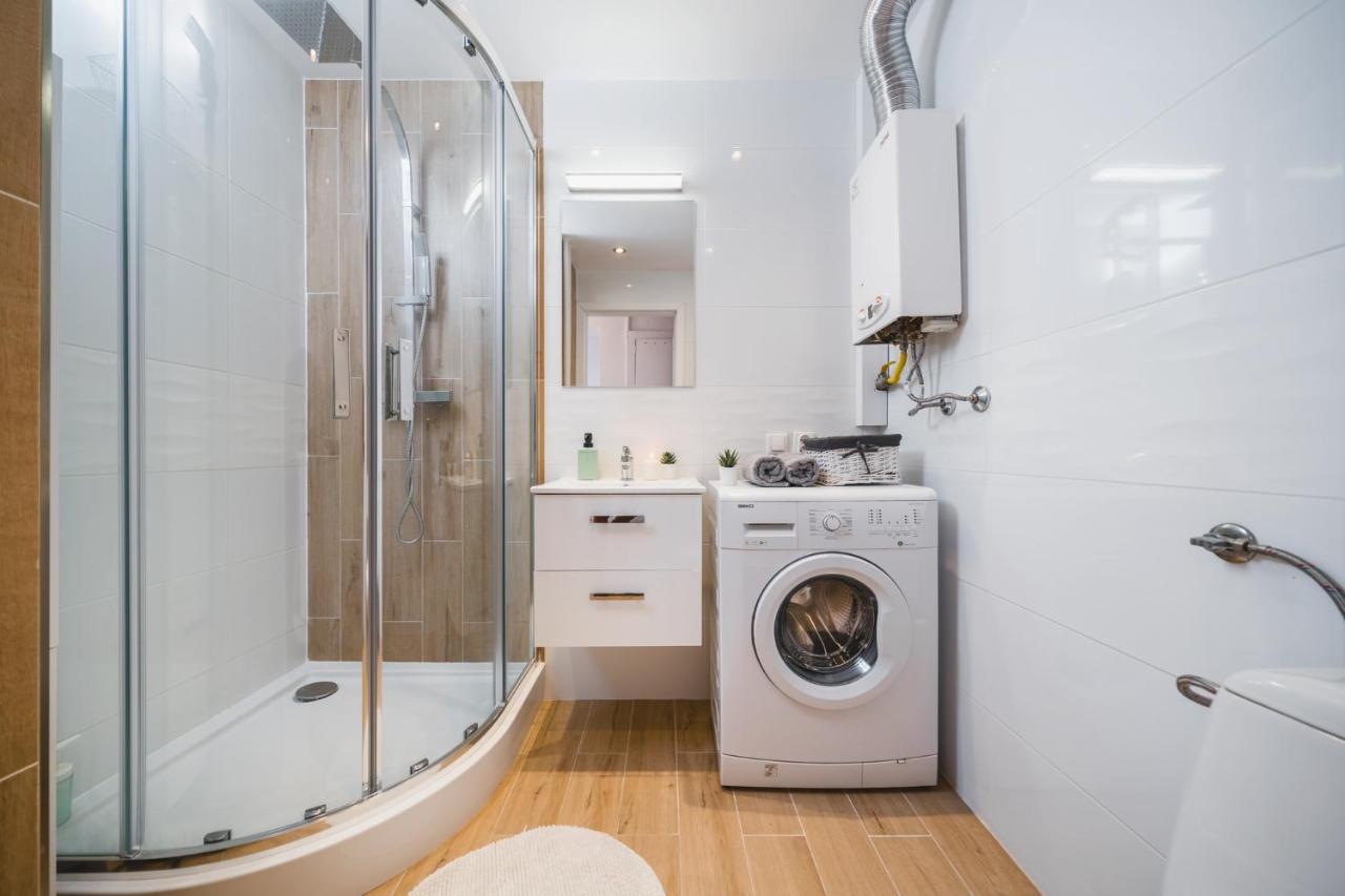 Sunshine Parkside Hideaway - 3 Bedroom - By Upstairs Краків Екстер'єр фото