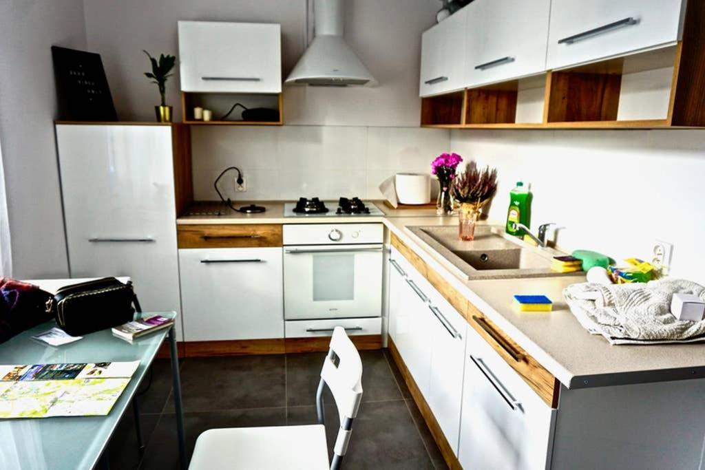 Sunshine Parkside Hideaway - 3 Bedroom - By Upstairs Краків Екстер'єр фото
